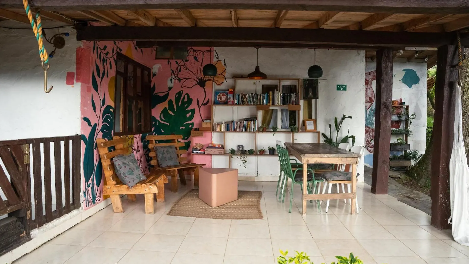 منزل ريفي منزل الضيف ميديلين  في Casa Profunda - Santa Elena